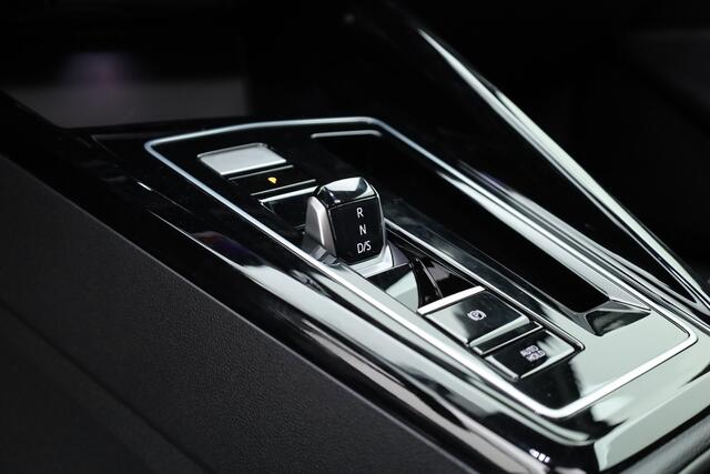Volkswagen GOLF 1.5 eTSI R-Line DSG | MY25 | Pano | HUD | IQ. Light | Stoel- Stuurverw. | Camera | Apple CarPlay |