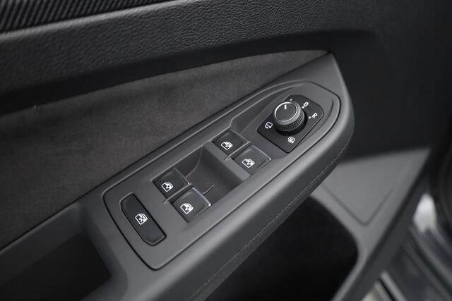 Volkswagen GOLF 1.5 eTSI R-Line DSG | MY25 | Pano | HUD | IQ. Light | Stoel- Stuurverw. | Camera | Apple CarPlay |