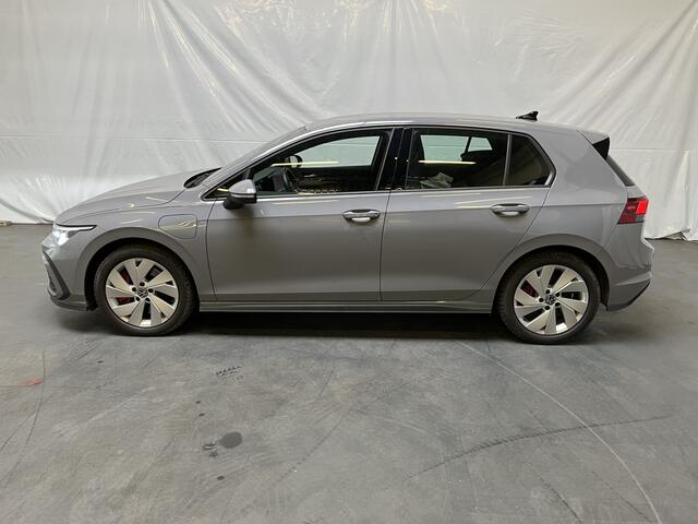 Volkswagen GOLF 1.4 eHybrid GTE / AUTOMAAT/ 245 PK/ ADAPT. CRUISE/ 18" LMV/ NAVI/ APP-CONNECT/ DAB/ STOEL-STUUR VERWARM/ PARK. SENSOREN/ DIGITAL DASH/ MATRIX/ CLIMA