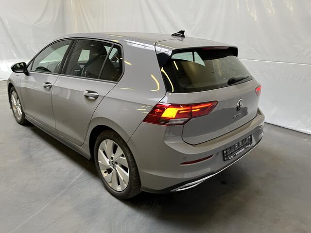 Volkswagen GOLF 1.4 eHybrid GTE / AUTOMAAT/ 245 PK/ ADAPT. CRUISE/ 18" LMV/ NAVI/ APP-CONNECT/ DAB/ STOEL-STUUR VERWARM/ PARK. SENSOREN/ DIGITAL DASH/ MATRIX/ CLIMA