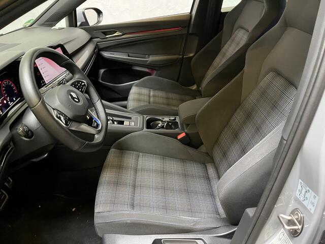 Volkswagen GOLF 1.4 eHybrid GTE / AUTOMAAT/ 245 PK/ ADAPT. CRUISE/ 18" LMV/ NAVI/ APP-CONNECT/ DAB/ STOEL-STUUR VERWARM/ PARK. SENSOREN/ DIGITAL DASH/ MATRIX/ CLIMA