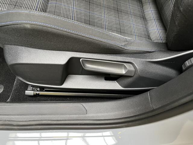 Volkswagen GOLF 1.4 eHybrid GTE / AUTOMAAT/ 245 PK/ ADAPT. CRUISE/ 18" LMV/ NAVI/ APP-CONNECT/ DAB/ STOEL-STUUR VERWARM/ PARK. SENSOREN/ DIGITAL DASH/ MATRIX/ CLIMA