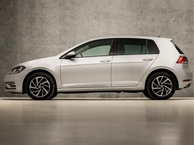 Volkswagen GOLF 1.0 TSI Sport Automaat (APPLE CARPLAY, GROOT NAVI, CLIMATE, STOELVERWARMING, SPORTSTOELEN, ADAPTIVE CRUISE, LM VELGEN, GETINT GLAS, PARKEERSENSOREN, NIEUWE APK, NIEUWSTAAT)
