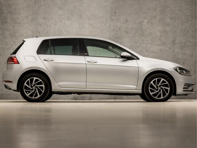 Volkswagen GOLF 1.0 TSI Sport Automaat (APPLE CARPLAY, GROOT NAVI, CLIMATE, STOELVERWARMING, SPORTSTOELEN, ADAPTIVE CRUISE, LM VELGEN, GETINT GLAS, PARKEERSENSOREN, NIEUWE APK, NIEUWSTAAT)