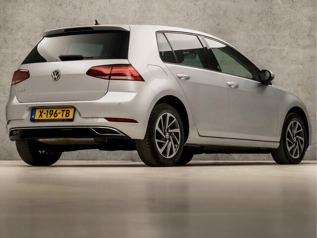 Volkswagen GOLF 1.0 TSI Sport Automaat (APPLE CARPLAY, GROOT NAVI, CLIMATE, STOELVERWARMING, SPORTSTOELEN, ADAPTIVE CRUISE, LM VELGEN, GETINT GLAS, PARKEERSENSOREN, NIEUWE APK, NIEUWSTAAT)
