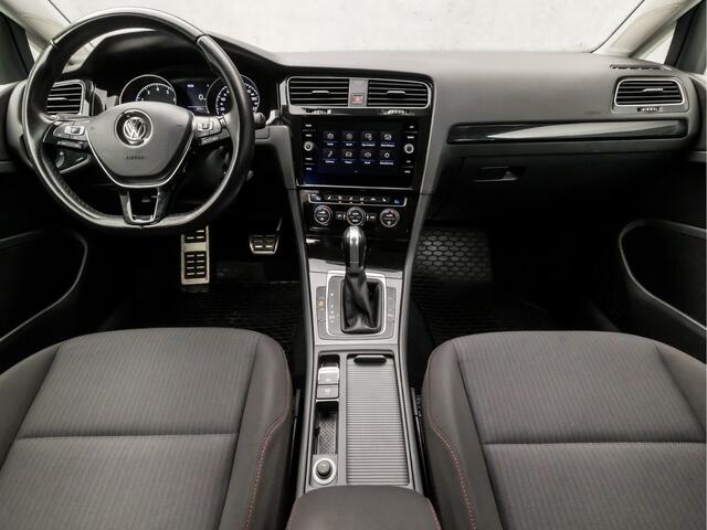 Volkswagen GOLF 1.0 TSI Sport Automaat (APPLE CARPLAY, GROOT NAVI, CLIMATE, STOELVERWARMING, SPORTSTOELEN, ADAPTIVE CRUISE, LM VELGEN, GETINT GLAS, PARKEERSENSOREN, NIEUWE APK, NIEUWSTAAT)