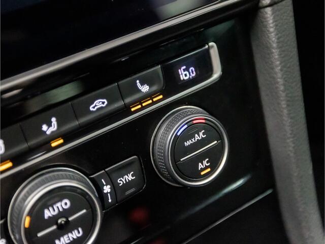 Volkswagen GOLF 1.0 TSI Sport Automaat (APPLE CARPLAY, GROOT NAVI, CLIMATE, STOELVERWARMING, SPORTSTOELEN, ADAPTIVE CRUISE, LM VELGEN, GETINT GLAS, PARKEERSENSOREN, NIEUWE APK, NIEUWSTAAT)