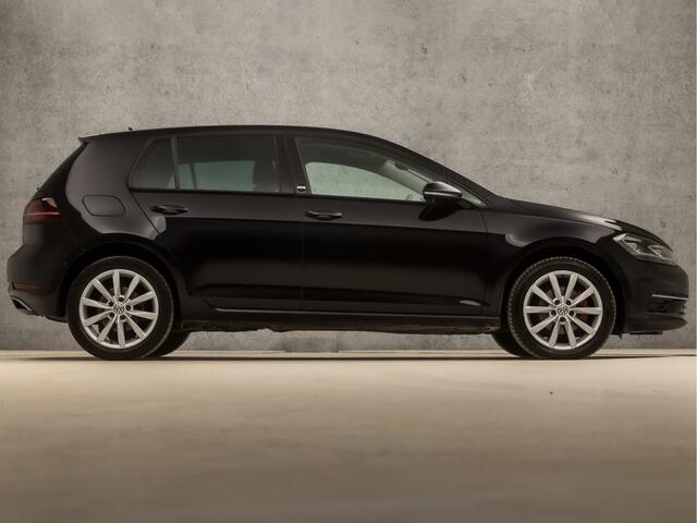 Volkswagen GOLF 1.5 TSI Highline Business R 150Pk Automaat (APPLE CARPLAY, GROOT NAVI, CLIMATE, DYNAMISCHE KNIPPERLICHTEN, STOELVERWARMING, CAMERA, SPORTSTOELEN, LED KOPLAMPEN, ADAPTIVE CRUISE, GETINT GLAS, NIEUWE APK, NIEUWSTAAT)