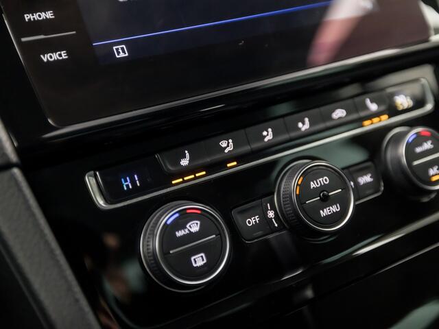 Volkswagen GOLF 1.5 TSI Highline Business R 150Pk Automaat (APPLE CARPLAY, GROOT NAVI, CLIMATE, DYNAMISCHE KNIPPERLICHTEN, STOELVERWARMING, CAMERA, SPORTSTOELEN, LED KOPLAMPEN, ADAPTIVE CRUISE, GETINT GLAS, NIEUWE APK, NIEUWSTAAT)