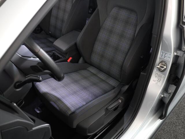 Volkswagen GOLF 1.4 eHybrid GTE 245 pk Automaat (DSG) | Verlengde garantie | Navigatie | Parkeersensoren | Achteruitrijcamera | Matrix LED koplampen | Adaptieve cruise control |