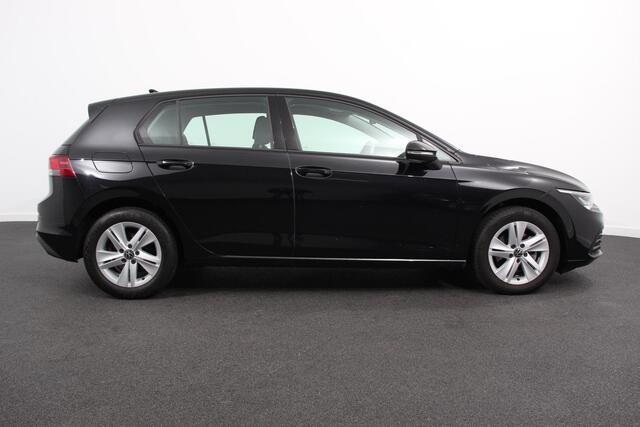 Volkswagen GOLF 1.5 eTSI 131pk DSG Life | Navigatie | Apple Carplay/Android Auto | Parkeersensoren | Adaptive Cruise Control | Stoel- en stuurverwarming | Lane Assist | Ledverlichting | Climate Control