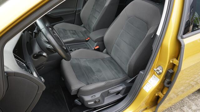 Volkswagen GOLF 7.5 1.4 TSI 150pk DSG 5Drs Highline Pano.Dak Virtual Cockpit LED Drive-Select *Kurkuma Yellow* Zeer Nette Golf! 69059km!