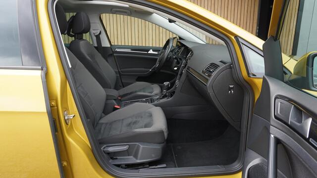 Volkswagen GOLF 7.5 1.4 TSI 150pk DSG 5Drs Highline Pano.Dak Virtual Cockpit LED Drive-Select *Kurkuma Yellow* Zeer Nette Golf! 69059km!