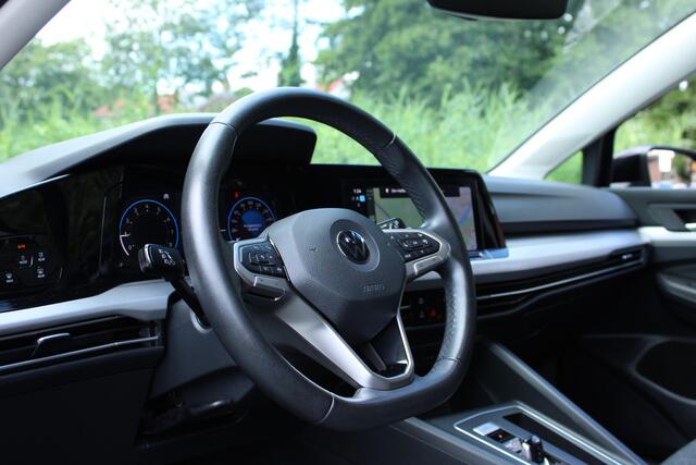 Volkswagen GOLF 1.5 eTSI DSG LIFE CARPLAY/PDC/CAMERA