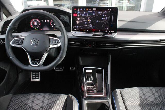 Volkswagen GOLF 1.5 eTSI 150PK AUTOMAAT R-LINE EDITION 8.5! | NIEUW MODEL! | PANORAMISCH SCHUIF/KANTEL DAK | LICHTMETALEN VELGEN 18" "YORK" | 360? CAMERA | 3-ZONE AIRCONDITIONING INCL. AIRCARE | RIJASSISTENT PAKKET O.A. ADAPTIVE CRUISE CONTROL, LANE ASSIST, DODEHOEK DETE
