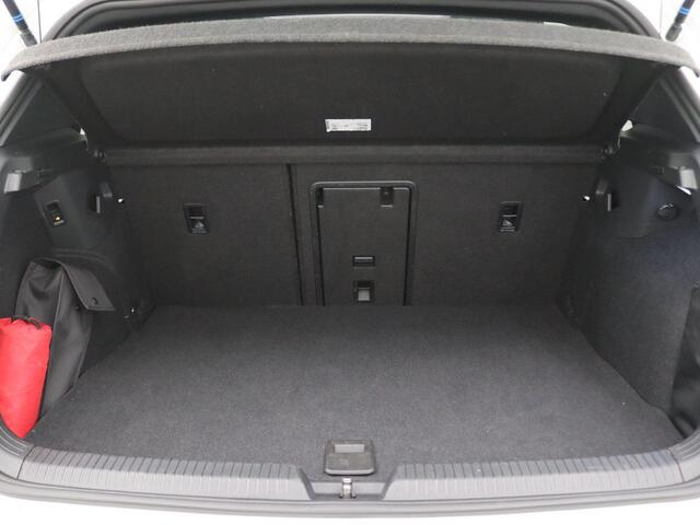 Volkswagen GOLF 1.4 eHybrid GTE Panoramadak, Trekhaak, 18" Bakersfield, Head-up Display, Matrix-Led Koplampen, Winterpakket