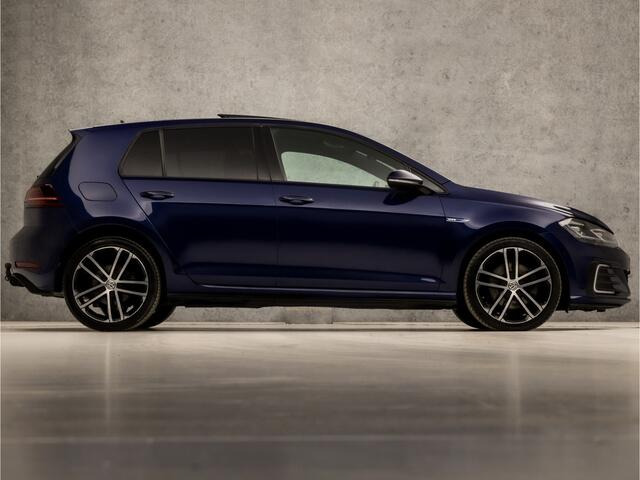 Volkswagen GOLF 1.4 TSI PHEV GTE 204Pk Automaat (SCHUIFDAK, VIRTUAL COCKPIT, LEDER/ALCANTARA, APPLE CARPLAY, CAMERA, STOELVERWARMING, GETINT GLAS, LED KOPLAMPEN, KEYLESS, NIEUWSTAAT)
