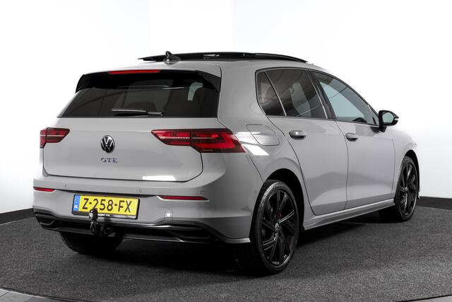 Volkswagen GOLF 1.4 eHybrid GTE - Automaat | S/K-Dak | Dig. Cockpit | Adapt. Cruise | Stoel-+Stuurverw. | Elek. Trekhaak | PDC | Camera | NAV + App. Connect | ECC | LM 18" |