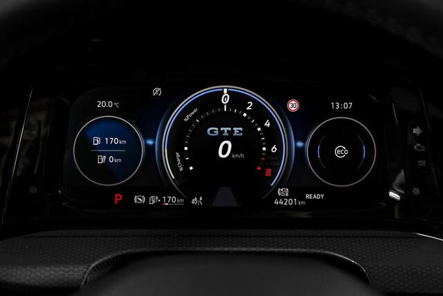 Volkswagen GOLF 1.4 eHybrid GTE - Automaat | S/K-Dak | Dig. Cockpit | Adapt. Cruise | Stoel-+Stuurverw. | Elek. Trekhaak | PDC | Camera | NAV + App. Connect | ECC | LM 18" |