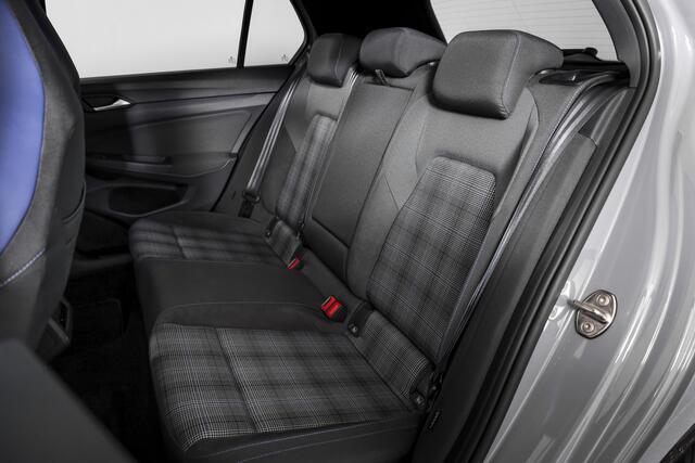 Volkswagen GOLF 1.4 eHybrid GTE - Automaat | S/K-Dak | Dig. Cockpit | Adapt. Cruise | Stoel-+Stuurverw. | Elek. Trekhaak | PDC | Camera | NAV + App. Connect | ECC | LM 18" |