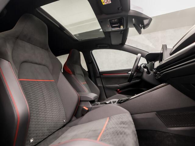 Volkswagen GOLF 2.0 TSI GTI Clubsport 301Pk Automaat (SCHUIFDAK, HARMAN/KARDON, GRILL VERLICHT, APPLE CARPLAY, KUIPSTOELEN, STUUR/STOELVERWARMING, IQ LIGHT, CAMERA, LEDER/ALCANTARA, KEYLESS, SFEERVERLICHTING, NIEUWSTAAT)