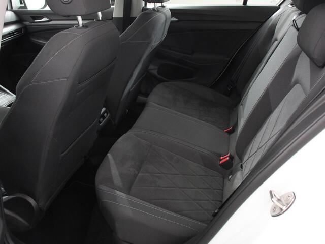 Volkswagen GOLF 1.5 TSI 150pk Style Volkswagen Golf 1.5 eTSI 150pk Style | Navigatie | Climate Control | DAB | Digitale Cockpit | Keyless Start | Lichtmetalen velgen 17" | Parkeer Sensoren | Stoelverwarming