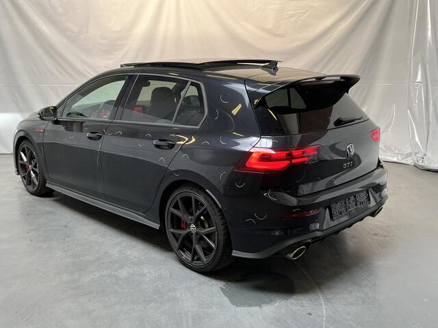 Volkswagen GOLF 2.0 TSI GTI Clubsport / AUTOMAAT/ 300 PK/ PANO/ LEER/ HARMAN KARDON/ ELEKTR STOEL/ STOEL VENTILATIE/ STOEL-STUUR VERWARM./ PARK. SENSOREN + CAMERA/ KEYLESS/ 3-ZONE CLIMA/ 19" LMV/ ADAPT. CRUISE/ RIJ-MODI/ APP-CON