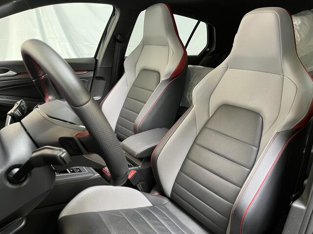 Volkswagen GOLF 2.0 TSI GTI Clubsport / AUTOMAAT/ 300 PK/ PANO/ LEER/ HARMAN KARDON/ ELEKTR STOEL/ STOEL VENTILATIE/ STOEL-STUUR VERWARM./ PARK. SENSOREN + CAMERA/ KEYLESS/ 3-ZONE CLIMA/ 19" LMV/ ADAPT. CRUISE/ RIJ-MODI/ APP-CON