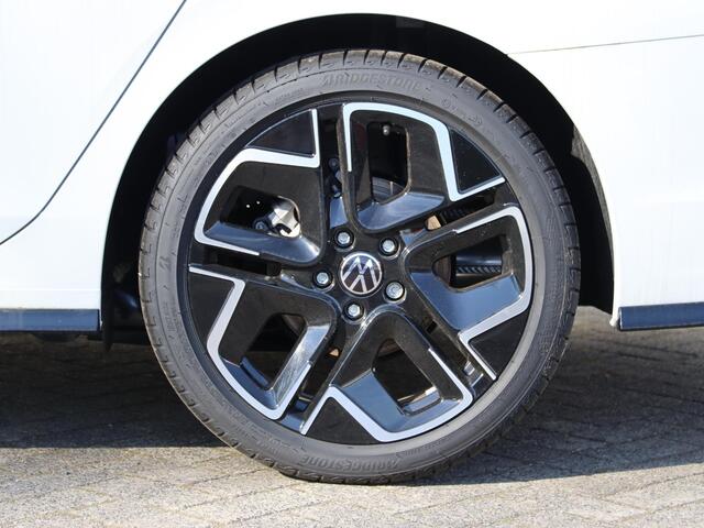 Volkswagen GOLF Variant R-Line-Edition 1.5 eTSI 85 kW / 116 pk Variant 7 v ersn. DSG | Panoramadak | Black Style | Assistance plus pakket |