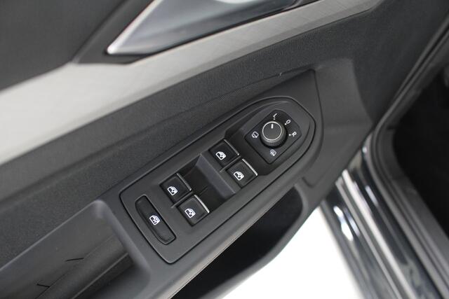 Volkswagen GOLF 1.5 TSI Life Business Navigatie | Climate Control | Keyless Entry