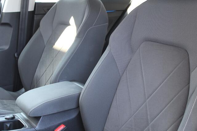 Volkswagen GOLF 1.4 eHybrid Style | Elek. Trekhaak | Stoelverwarming | Dealer Ond.