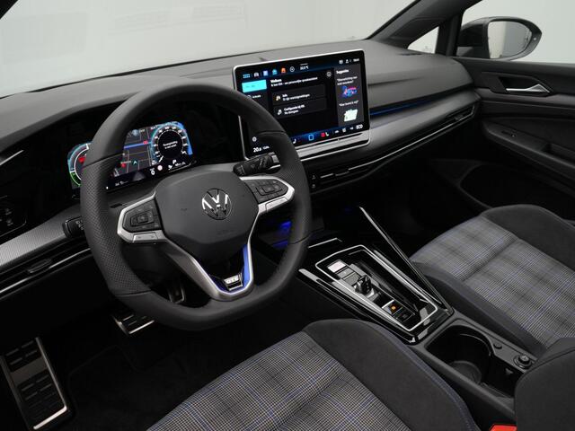 Volkswagen GOLF 1.5 eHybrid GTE 272 pk DSG | Black Style | Panoramadak | Trekhaak | Head-Up Display | 360 Camera | 18 inch