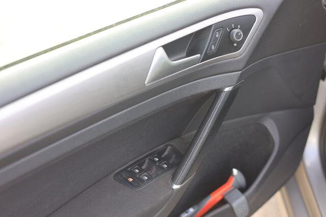 Volkswagen GOLF Variant 1.0 TSI NAVI | CAMERA | PDC | TREKHAAK | NL AUTO