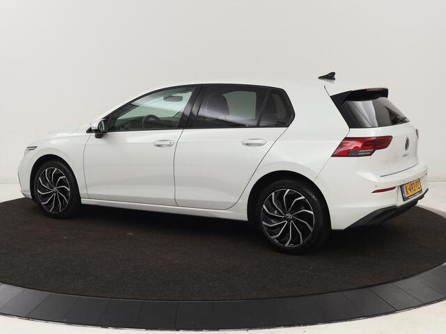 Volkswagen GOLF 1.5 TSI Life | Camera | Carplay | Adaptive cruise | Sfeerverlichting | Navigatie | Full LED | Getint glas | Climate control
