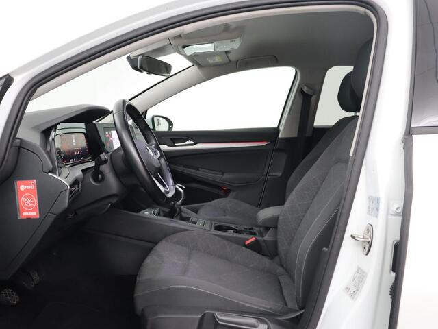 Volkswagen GOLF 1.5 TSI Life | Camera | Carplay | Adaptive cruise | Sfeerverlichting | Navigatie | Full LED | Getint glas | Climate control