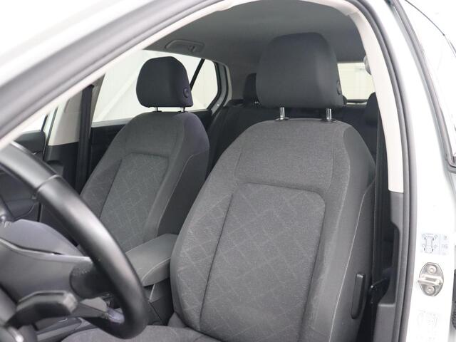 Volkswagen GOLF 1.5 TSI Life | Camera | Carplay | Adaptive cruise | Sfeerverlichting | Navigatie | Full LED | Getint glas | Climate control