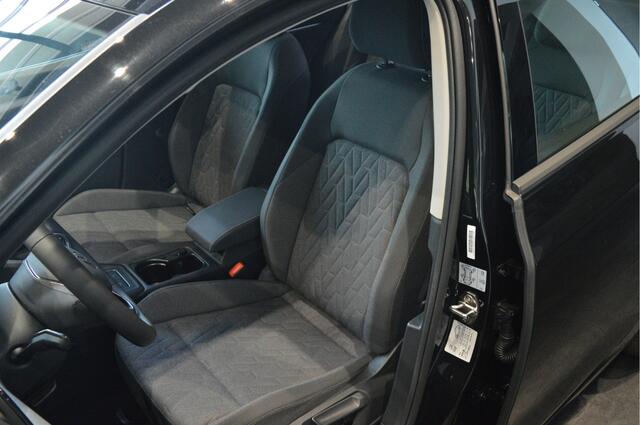 Volkswagen GOLF 1.5 TSI Life clima cruise app connect pdc led 16 inch !!