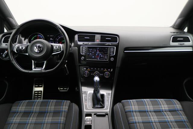 Volkswagen GOLF 1.4 TSI GTE Connected Series Climate, ACC, Apple Carplay, LED, Stoelverwarming, Trekhaak, 18''