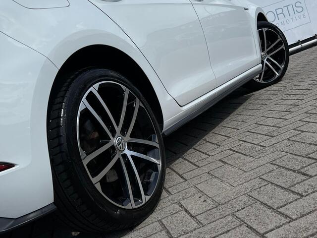 Volkswagen GOLF 1.4 TSI PHEV GTE 7.5 STOELVERW | WINTERSET OP ORIGINELE VELGEN | PDC VOOR & ACHTER | APK T/M 27