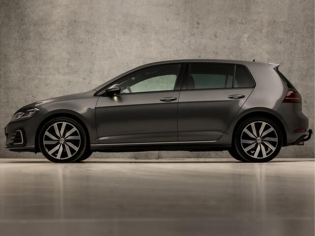 Volkswagen GOLF 1.4 TSI PHEV GTE 204Pk Automaat (VIRTUAL COCKPIT, APPLE CARPLAY, CLIMATE, STOELVERWARMING, SPORTSTOELEN, GETINT GLAS, ADAPTIVE CRUISE, CAMERA, NIEUWSTAAT)