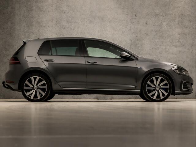 Volkswagen GOLF 1.4 TSI PHEV GTE 204Pk Automaat (VIRTUAL COCKPIT, APPLE CARPLAY, CLIMATE, STOELVERWARMING, SPORTSTOELEN, GETINT GLAS, ADAPTIVE CRUISE, CAMERA, NIEUWSTAAT)