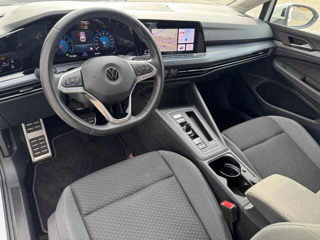 Volkswagen GOLF 1.0 eTSI Life Automaat | Stuur- + Stoelverwarming | Dodehoek Detectie | Navigatie Full-Map | Camera | Apple Carplay/Android Auto | Adapt. Cruise Control | Rijklaarprijs!