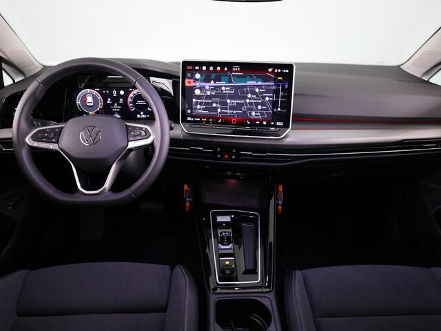 Volkswagen GOLF 1.5 eHybrid Style Edition 204PK | Panoramadak | Wegklapbare trekhaak | Sportonderstel | Led matrix | Stoelverwarming | 18 Inch