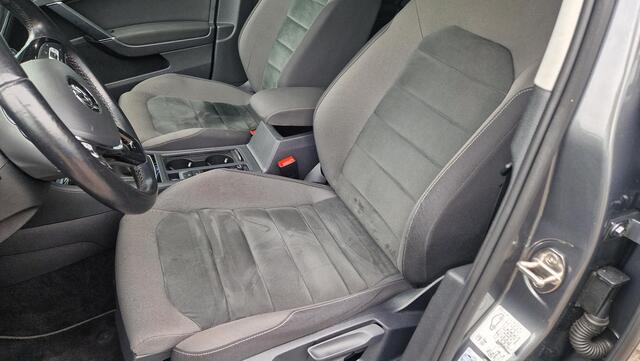 Volkswagen GOLF 1.5 TSI Highline | 150PK | Elektr.glazen pano.dak | Virtual Cockpit | ergoActive stoelpakket | Trekhaak | Adaptive Cruise | Camera| LMV