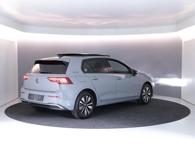 Volkswagen GOLF 1.5 eTSI Life Edition GOAL 115PK DSG | Panorama dak | Verlengde garantie | Parkeercamera | Stoel- en stuurverwarming |