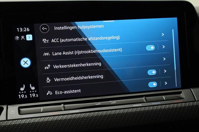 Volkswagen GOLF 1.5eTSI/150PK R-Line Blackstyle DSG · Panoramadak · Trekhaak · Camera + Parkeersensoren · Garantie tot december 2025