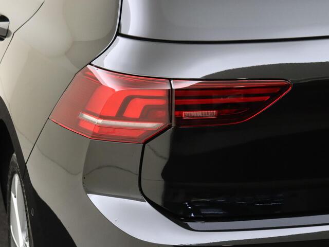 Volkswagen GOLF Life Edition eHybrid | 'App-Connect' draadloze smartphone integratie | Achterbank in ongelijke delen neerklapbaar incl. middenarmsteun en doorlaadmogelijkheid | Achteruitrijcamera (Rear View)