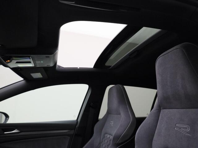 Volkswagen GOLF 1.5eTSI/150PK R-Line Blackstyle DSG · Panoramadak · Camera · Apple/android Car Play · Stoelverwarming ·
