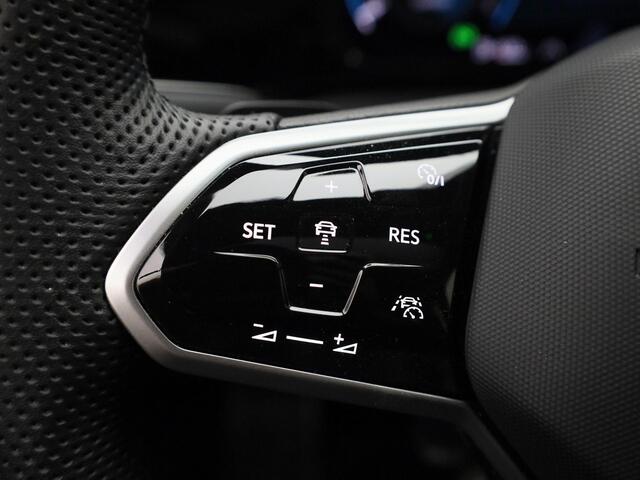 Volkswagen GOLF 1.5eTSI/150PK R-Line Blackstyle DSG · Panoramadak · Trekhaak · Camera + Parkeersensoren · Garantie tot december 2025