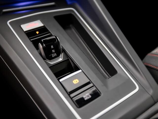 Volkswagen GOLF 2.0 TSI GTI 245Pk Automaat (SCHUIFDAK, APPLE CARPLAY, GROOT NAVI, DYNAMISCHE KNIPPERLICHTEN, SFEERVERLICHTING, STUUR/STOELVERWARMING, ALCANTARA, KEYLESS, MATRIX LED KOPLAMPEN, NIEUWSTAAT)